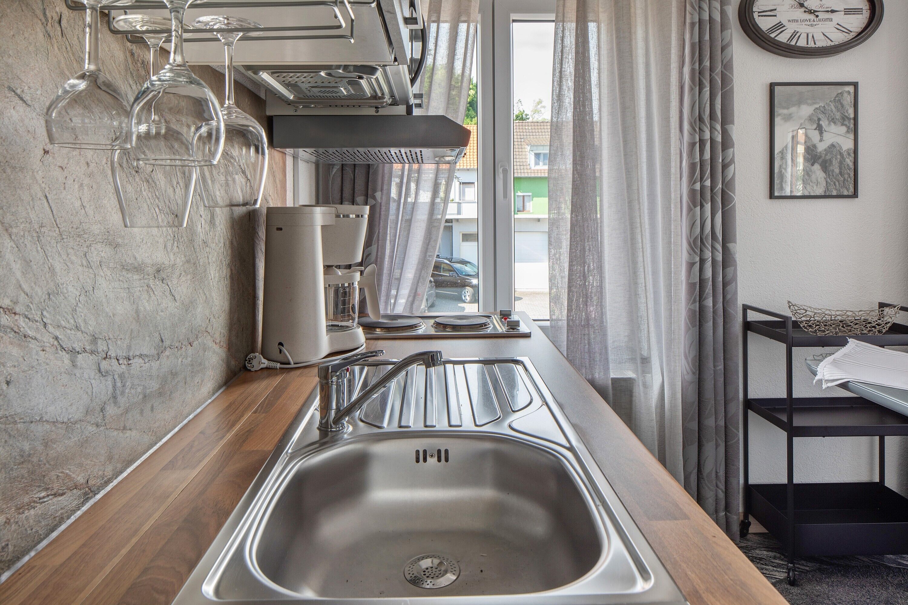 Kühlschrank, Mikrowelle, Herdplatte, Wasserkocher mit Kaffee-/Teezubehör