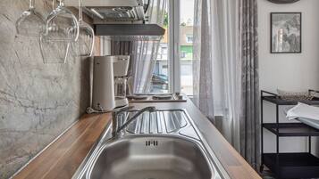 Kühlschrank, Mikrowelle, Herdplatte, Wasserkocher mit Kaffee-/Teezubehör