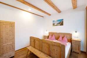 2 bedrooms, iron/ironing board, free WiFi, bed sheets - Apartment 'Schloss Gravetsch Castel' with Mountain View and Shared Garden (Villandro)