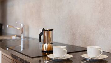 Frigorifero, forno, piano cottura, lavastoviglie