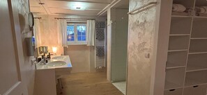 Douche, sèche-cheveux, serviettes fournies