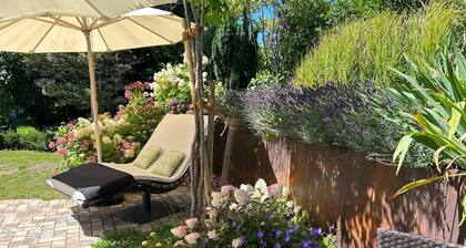 Ferienwohnung 'Garden Suite' mit Bergblick, privater Terrasse und Wi-Fi