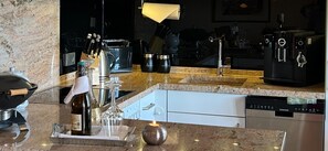 Fridge, microwave, oven, stovetop - Apartment 'Garden Suite' with Mountain View, Private Terrace and Wi-Fi (Höchenschwand)