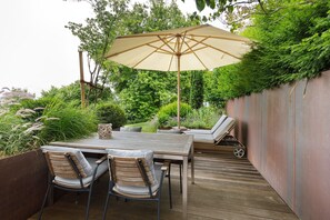 Outdoor dining - Apartment 'Mini Suite' with Mountain View, Private Terrace and Wi-Fi (Höchenschwand)