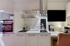 Een koelkast, een microgolfoven, een oven, een kookplaat