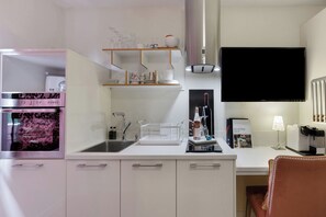 Kühlschrank, Mikrowelle, Ofen, Herdplatte
