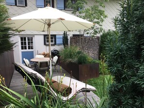 Outdoor dining - Apartment 'Mini Suite' with Mountain View, Private Terrace and Wi-Fi (Höchenschwand)