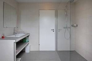 Dusche, Haartrockner, Handtücher