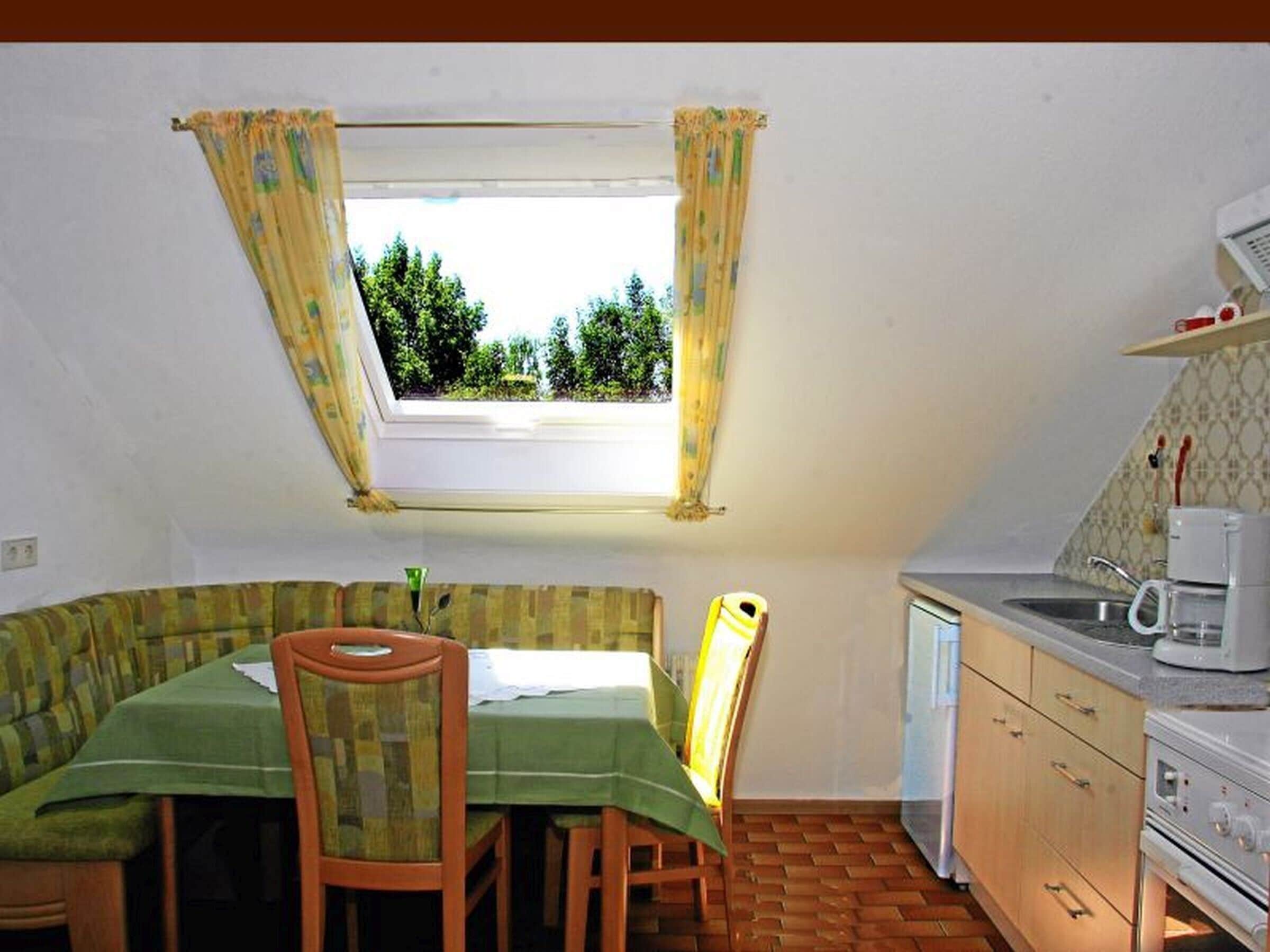 Kühlschrank, Ofen, Herdplatte, Wasserkocher mit Kaffee-/Teezubehör