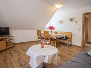 Dining - Apartment 'Kirschzauber' with Shared Terrace, Balcony and Wi-Fi (Lautenbach)