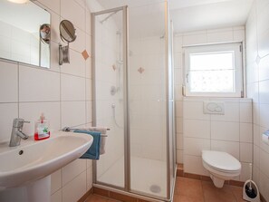 Shower, hair dryer - Apartment 'Kirschzauber' with Shared Terrace, Balcony and Wi-Fi (Lautenbach)