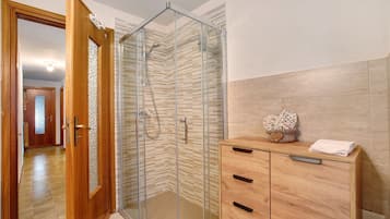Een douche, een haardroger, handdoeken