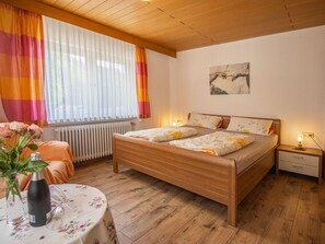 2 bedrooms, iron/ironing board, free WiFi