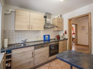 Kylskåp, mikrovågsugn, ugn och spishäll