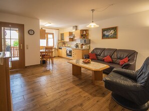 TV, table tennis, stereo - Apartment 'Schneckenhus' with Shared Terrace, Balcony and Wi-Fi (Lautenbach)