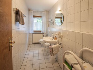 Dusj, hårføner og håndklær