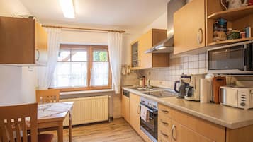 Een koelkast, een magnetron, een oven, een kookplaat