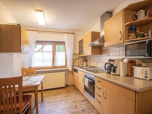 Fridge, microwave, oven, stovetop - Apartment 'Schneckenhus' with Balcony, Outdoor Seating, and Wi-Fi (Lautenbach)