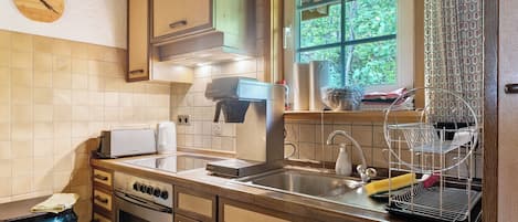 Fridge, oven, stovetop, coffee/tea maker