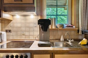 Fridge, oven, stovetop, coffee/tea maker