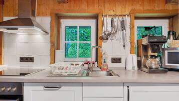 Een koelkast, een magnetron, een oven, een kookplaat