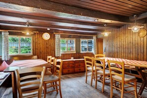 Dining - Holiday Home 'Räuberhütte' with Mountain View and Wi-Fi (Feldberg)