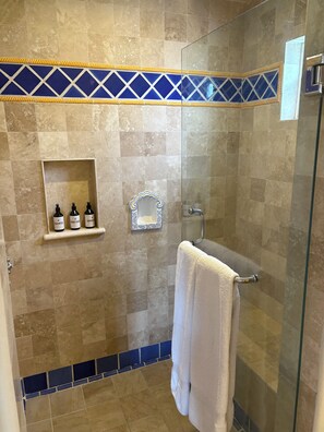 Douche, sèche-cheveux, serviettes fournies, papier toilette