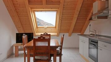 Fridge, oven, stovetop, coffee/tea maker