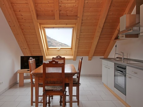 Kühlschrank, Ofen, Herdplatte, Wasserkocher mit Kaffee-/Teezubehör. Ferienwohnung 'Graf' mit Gemeinschaftsterrasse, Gemeinschaftsgarten und Wi-Fi