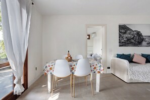 Dining - Apartment 'Ginestra' with Sea View, Wi-Fi and Air Conditioning (Masignano)