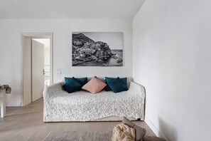 TV - Apartment 'Ginestra' with Sea View, Wi-Fi and Air Conditioning (Masignano)