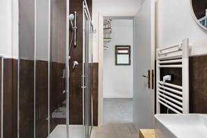 Dusche, Haartrockner, Handtücher