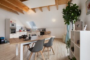 Fridge, microwave, oven, stovetop - Apartment 'Panoramablick' with Private Terrace, Balcony and Wi-Fi (Leipheim)