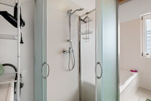 Douche, sèche-cheveux, serviettes fournies