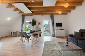 TV - Apartment 'Panoramablick' with Private Terrace, Balcony and Wi-Fi (Leipheim)