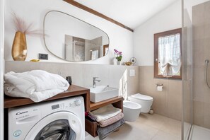 Shower, hair dryer, towels - Apartment 'Glicine' with Sea View, Wi-Fi and Air Conditioning (Masignano)