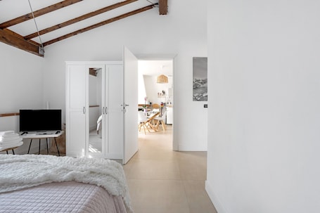 1 bedroom, free WiFi, bed sheets. Apartment 'Glicine' with Sea View, Wi-Fi and Air Conditioning