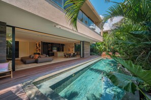 Una piscina al aire libre