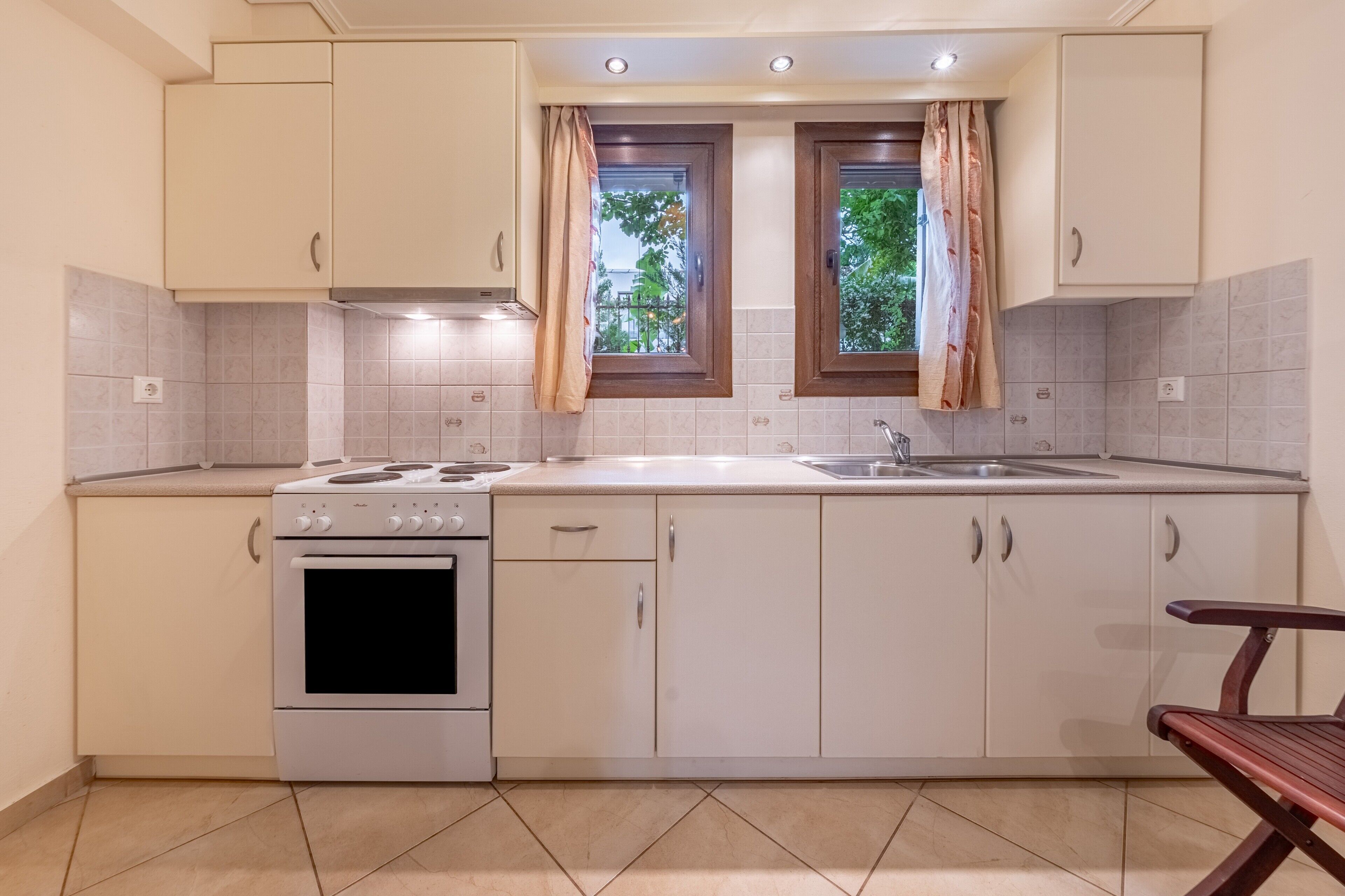 Refrigerador, horno, placa de cocina, utensilios de cocina
