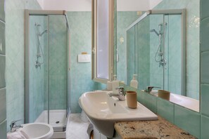 Douche, sèche-cheveux, serviettes fournies