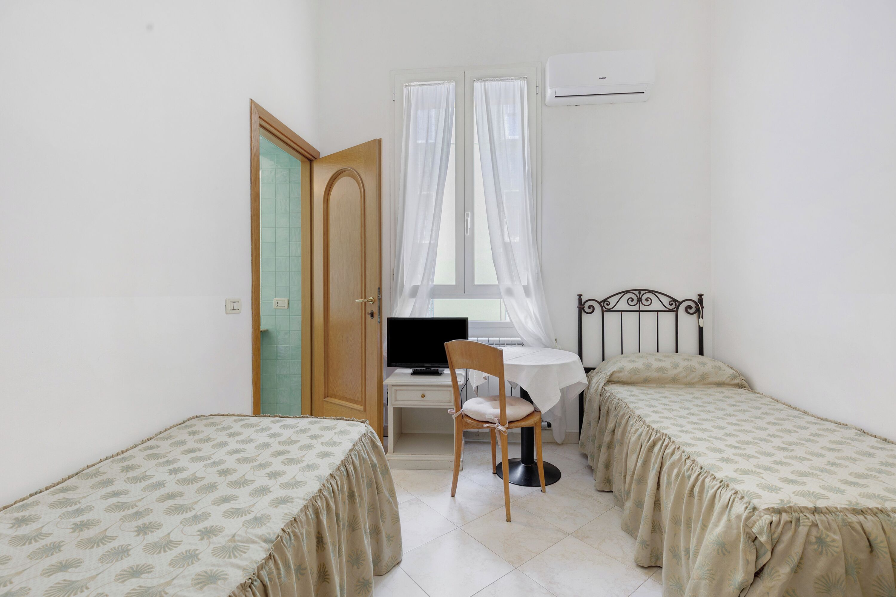 1 chambre, fer et planche à repasser, Wi-Fi gratuit, draps fournis