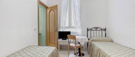 1 habitación, tabla de planchar con plancha, wifi gratis y ropa de cama