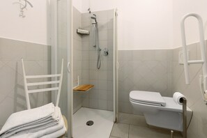 Shower, hair dryer, towels - Room 'Camera 48' with Wi-Fi and Air Conditioning (Verona)