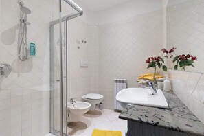 Shower, hair dryer, towels - Room 'Camera 42' with Balcony, Wi-Fi and Air Conditioning (Verona)