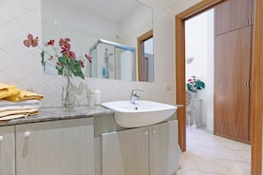 Shower, hair dryer, towels - Room 'Camera 42' with Balcony, Wi-Fi, and Air Conditioning (Verona)