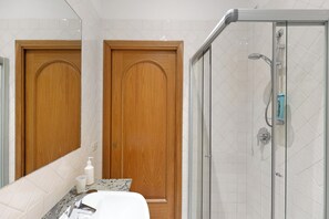 Shower, hair dryer, towels