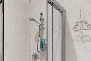 Shower, hair dryer, towels - Room 'Camera 44' with Wi-Fi and Air Conditioning (Verona)