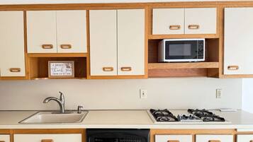 Een koelkast, een magnetron, een koffiezetapparaat/waterkoker