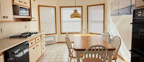 ثلاجة، ميكروويف، ماكينة لصنع القهوة/الشاي، غلّاية كهربائية