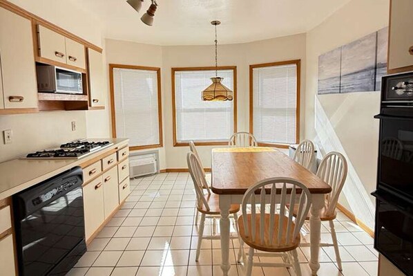 Frigorifero, microonde, macchina per tè/caffè, bollitore elettrico